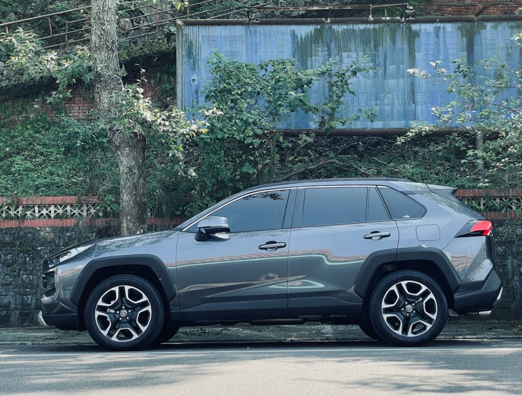 a grey suv parked on the side of the road. Best Dash Cam for Toyota RAV4